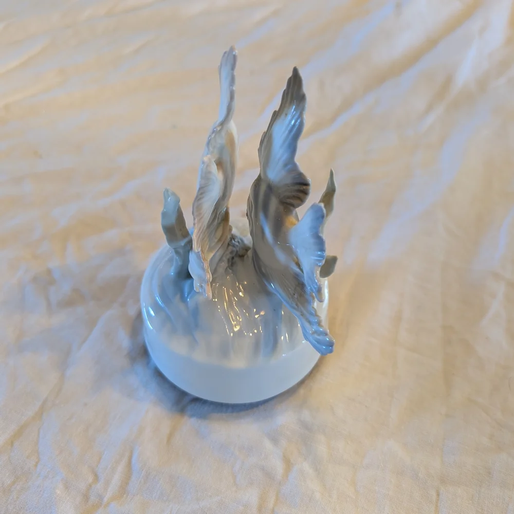 2/80$ Otagiri Porcelain Angelfish Music Box Figurine in White and Light Blue - Picture 4 of 8
